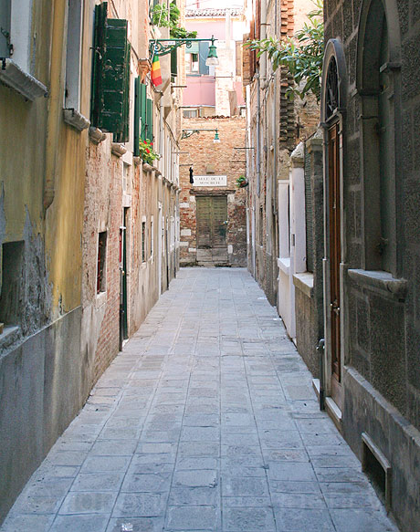 Calle de le moschette von venedig foto