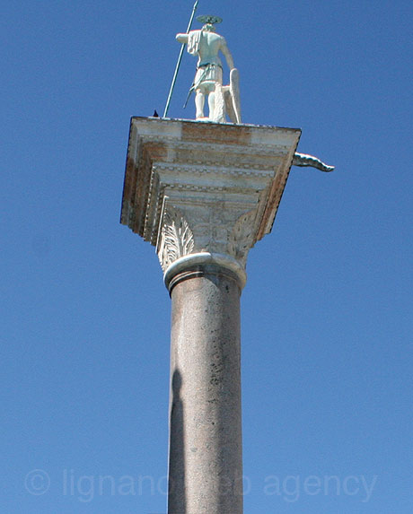 Denkmal an der markusplatz von venedig foto