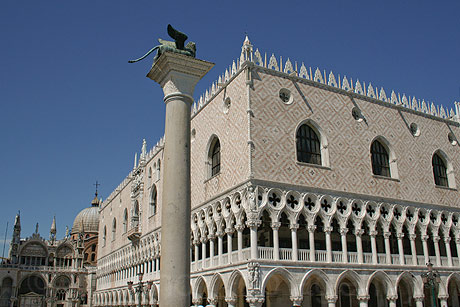 Der dogenpalast seitlich aus gesehen venedig foto