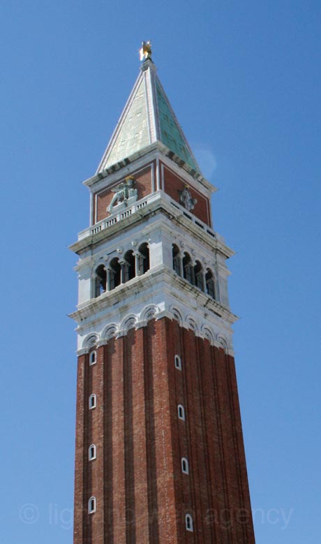 Der freistehende markusturm venedig foto