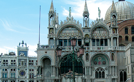 Der uhrenturm in der naehe der basilika von san marco in venedig foto