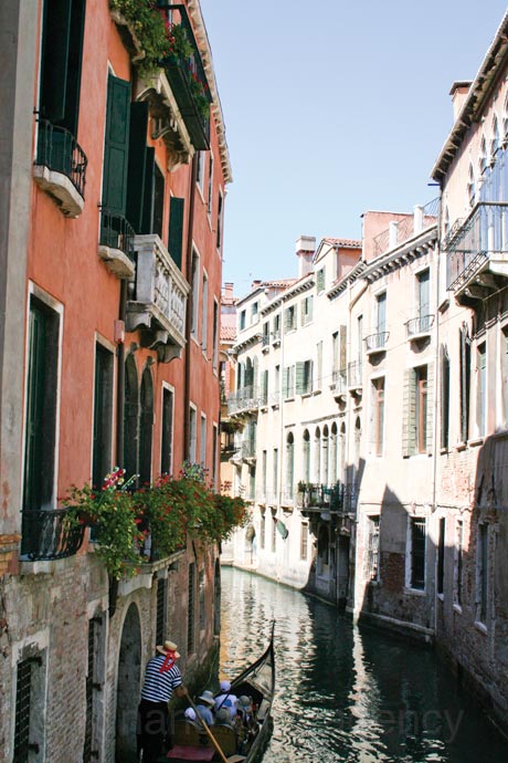 Ein gondoliere mit touristen in venedig foto