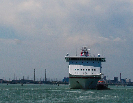 Ein kreuzfahrtschiff in venedig foto