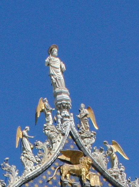 Engel statuen auf dem dach der basilika san marco in venedig foto