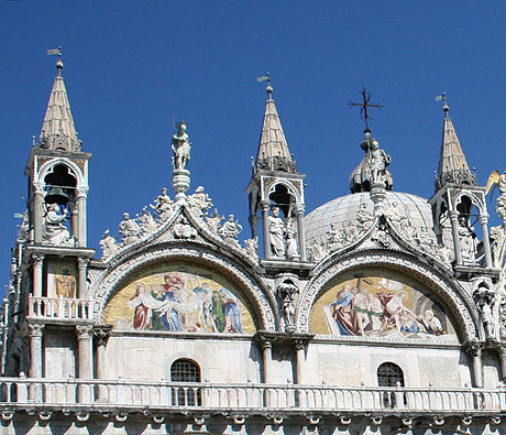 Externe terrasse der basilika san marco in venedig foto
