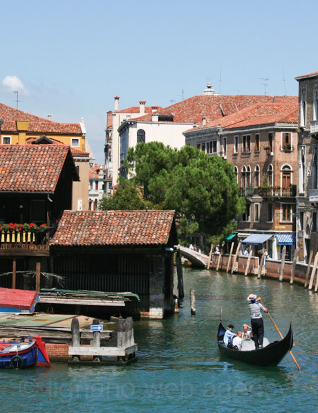 Gondel mit touristen auf einer wasserstrasse in venedig foto