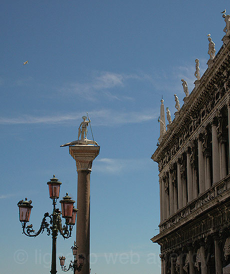 Monument in markusplatz venedig foto