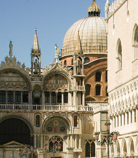 Teilweise blick auf die basilika san marco in venedig foto