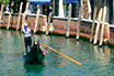 Ein Gondoliere In Einem Rio Von Venedig