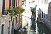 Ein Gondoliere Mit Touristen In Venedig