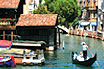 Gondel Mit Touristen Auf Einer Wasserstrasse In Venedig