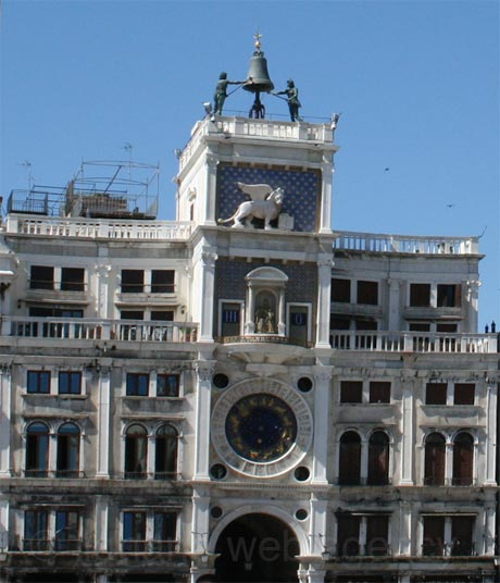 Torre dell orologio in der markusplatz venedig foto