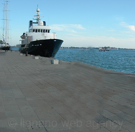 Nave ormeggiata al molo di venezia foto