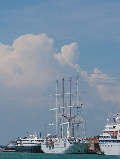 Navi nel porto di venezia foto