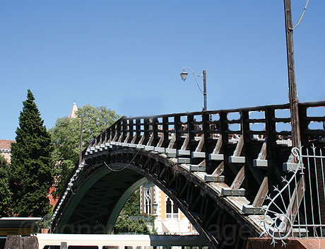 Ponte in legno a venezia foto