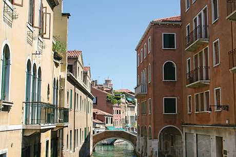 Ponte su un rio a venezia foto