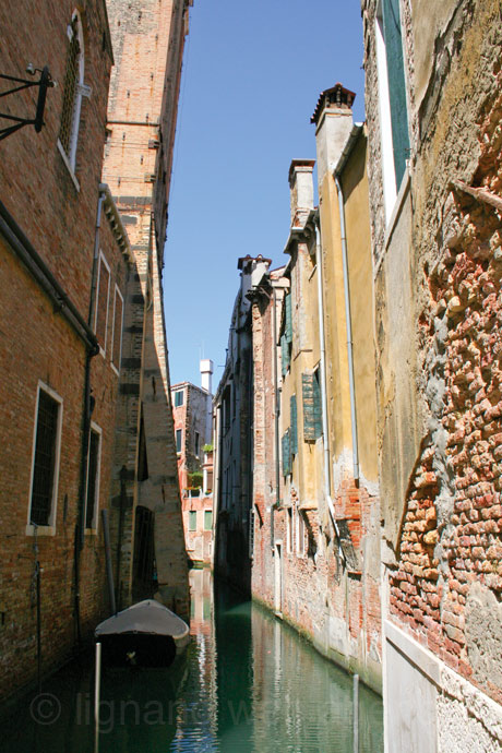 Rio stretto a venezia foto