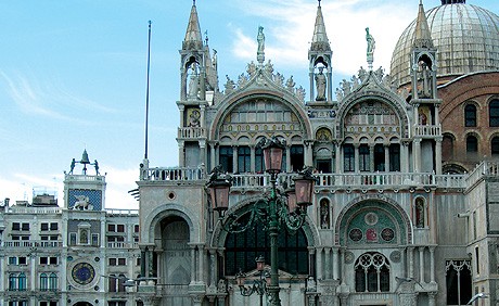 Torre dell orologio accanto alla basilica san marco venezia foto