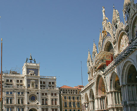 Torre dell orologio e basilica a san marco venezia foto