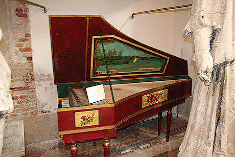 Vecchio pianoforte in mostra venezia foto