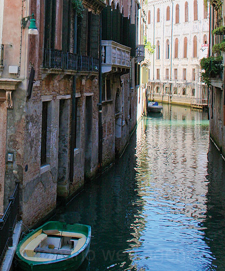 Barca acostata in venetia foto