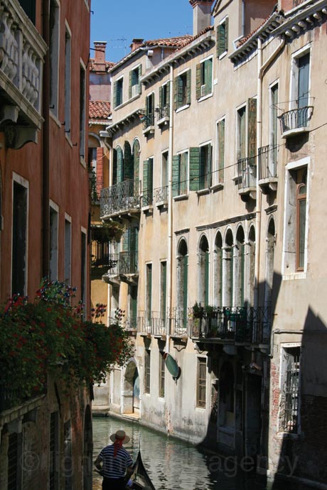 Gondolier in venetia foto