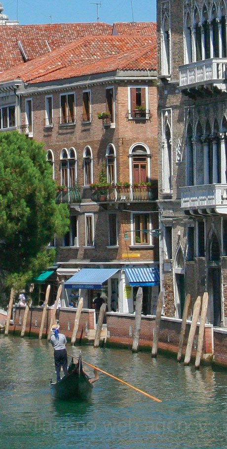 Gondolier pe un rio din venetia foto