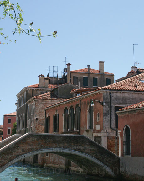 Punte peste un canal din venetia foto