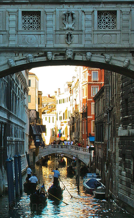 Гондолы проходящий под мостом Вздохов в Венеции фото