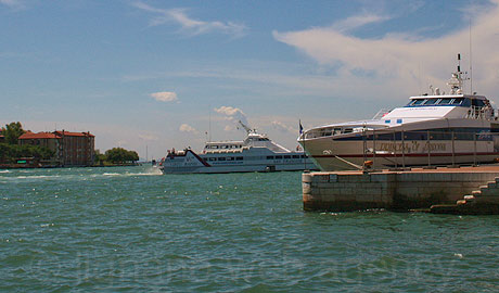 Лодки порт в Венеции фото
