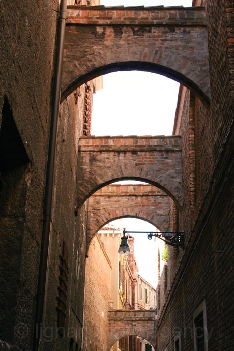Старые кирпичные стены в Венеции фото