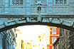 Гондолы проходящий под мостом Вздохов в Венеции