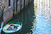пришвартованное маленкое судно в порту Венеции