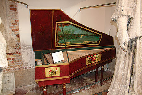 Венецианский старый рояль фото